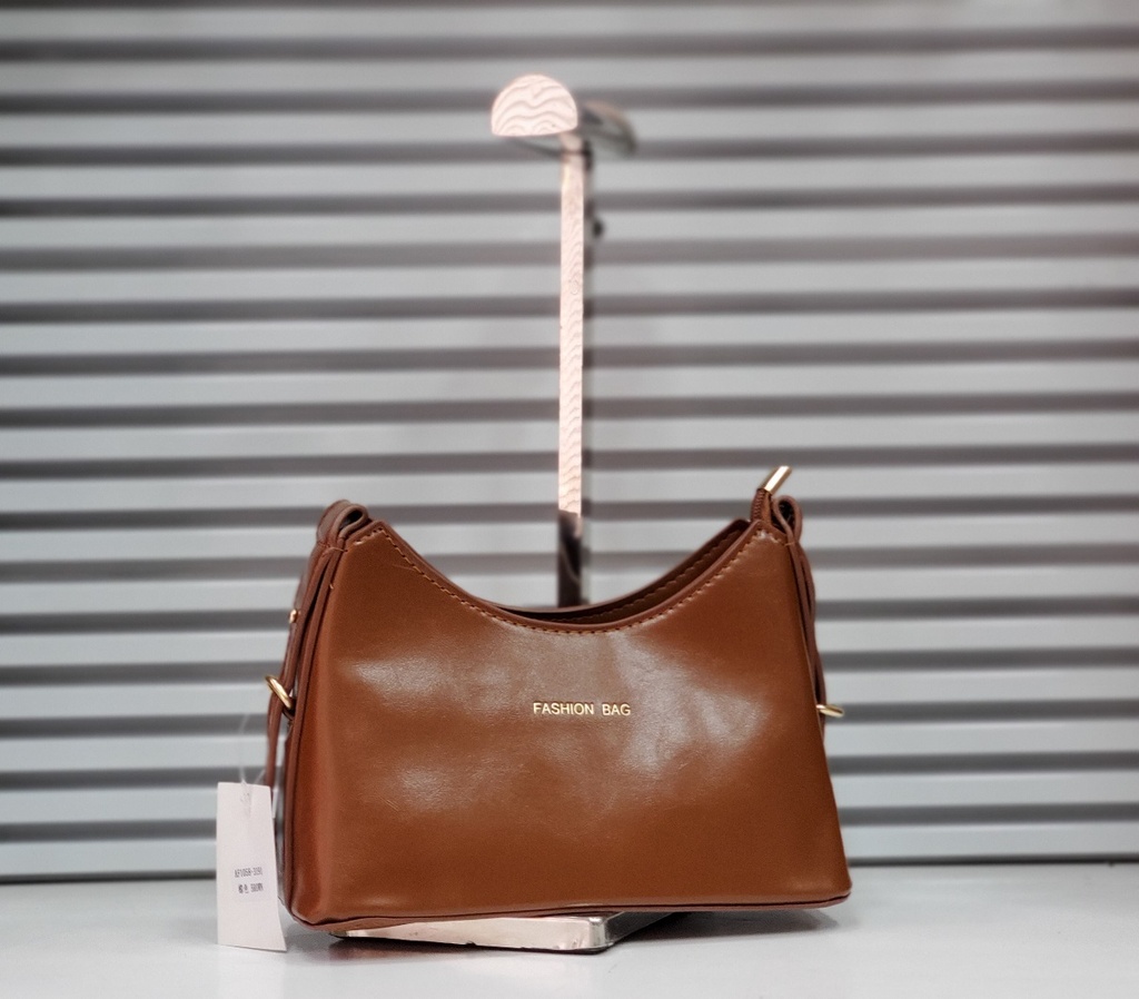 حقيبة جلد شبابية