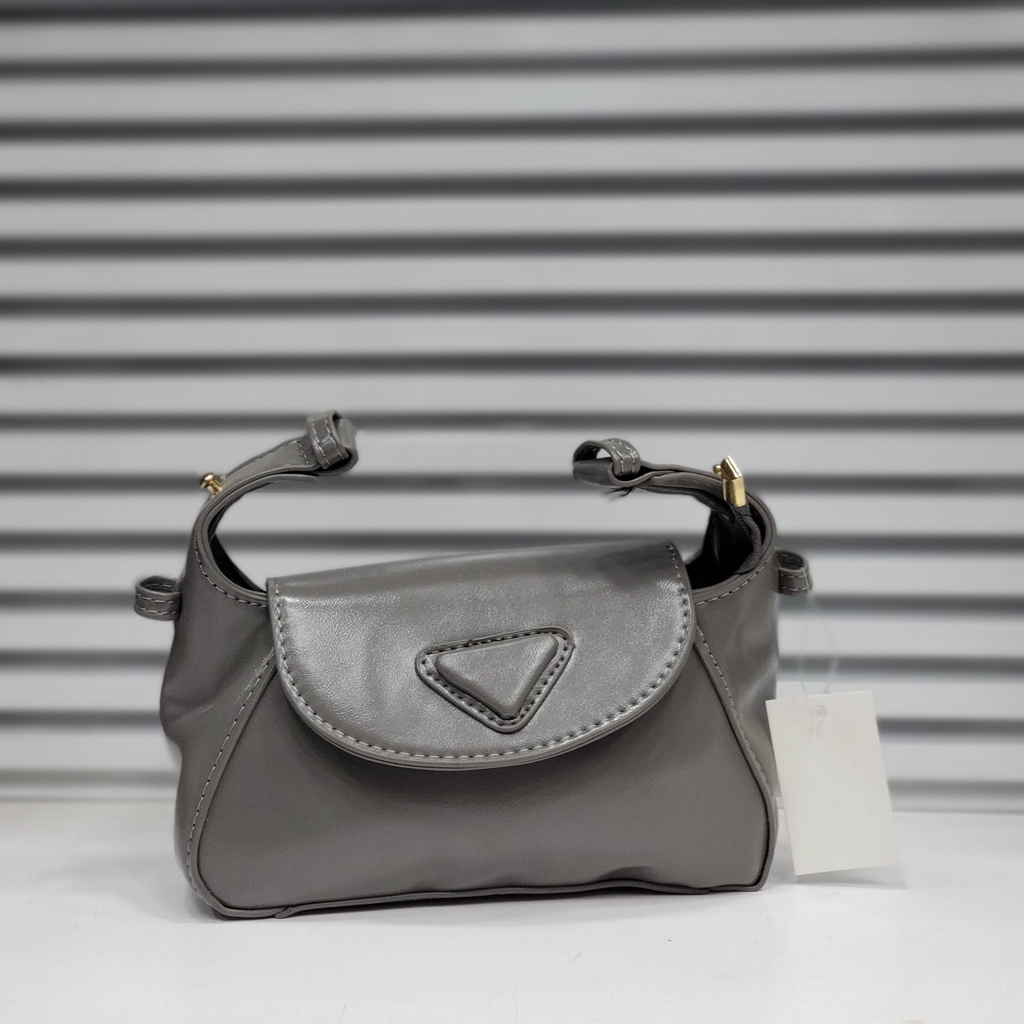 حقيبة جلد شبابية