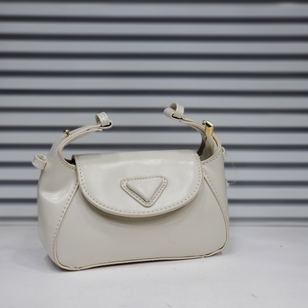 حقيبة جلد شبابية