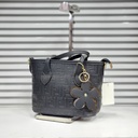 حقيبة جلد شبابية