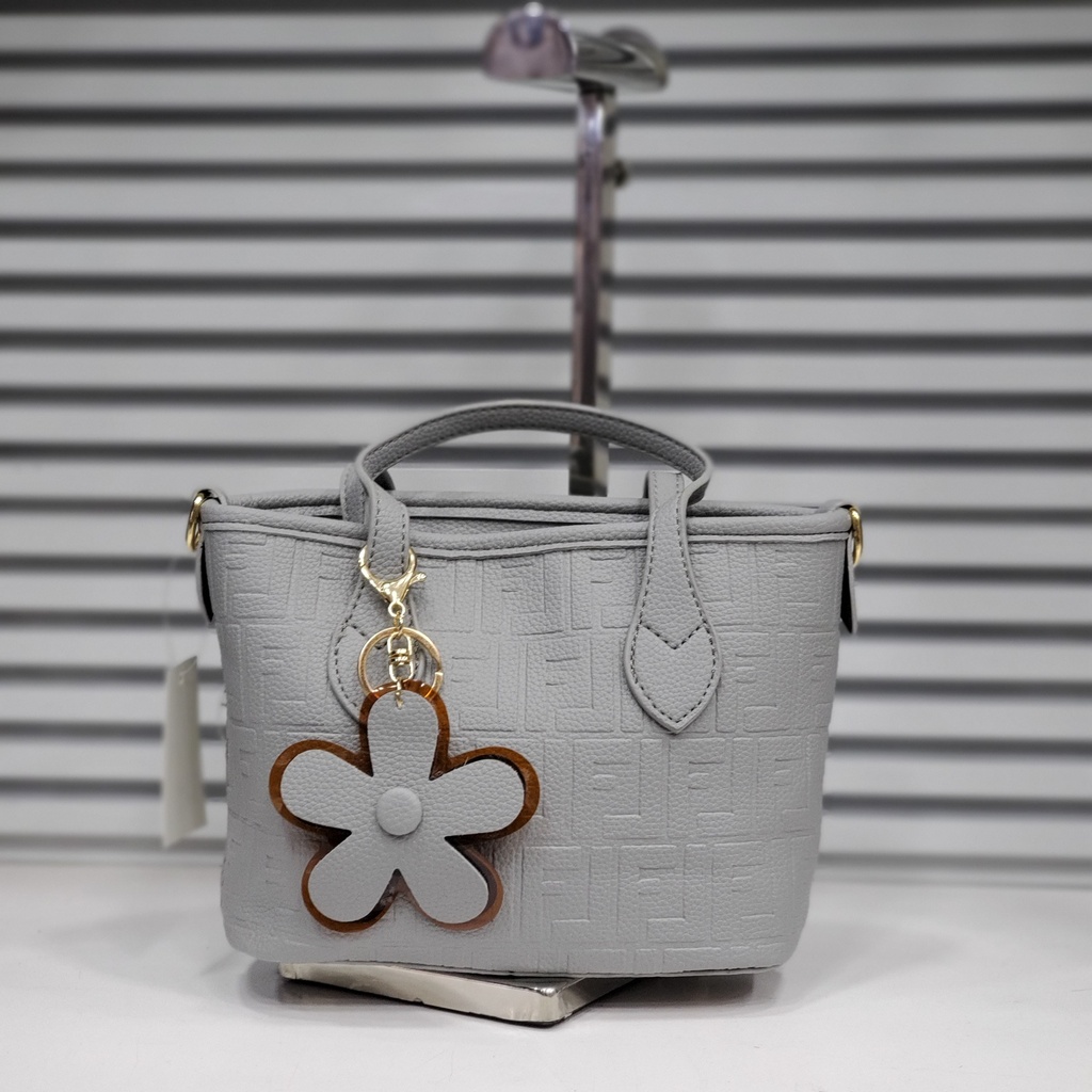 حقيبة جلد شبابية