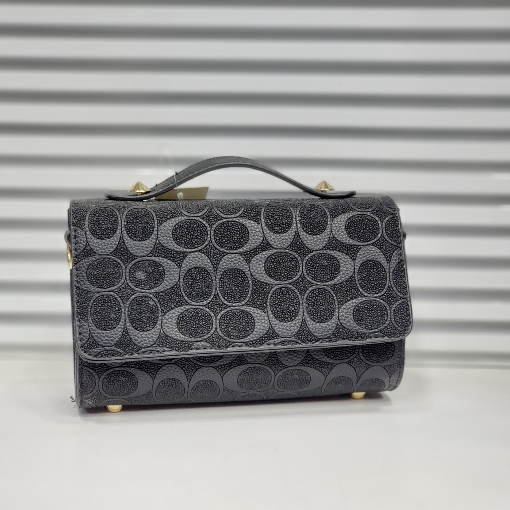 حقيبة جلد شبابية