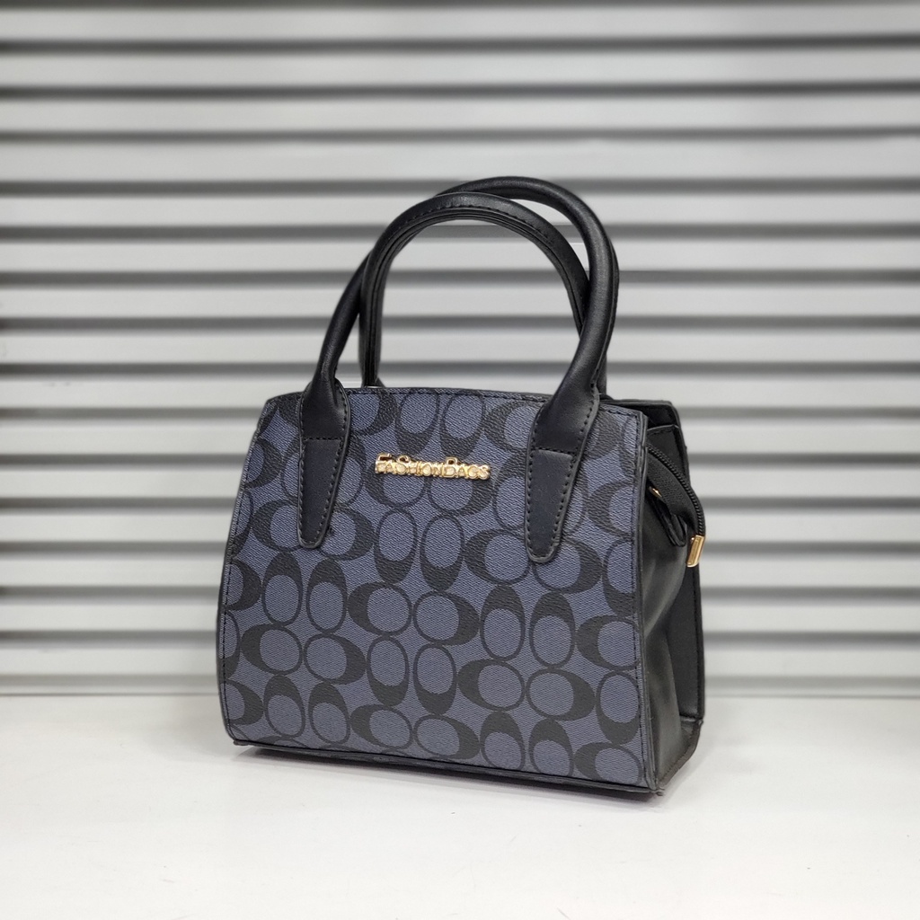 حقيبة جلد شبابية