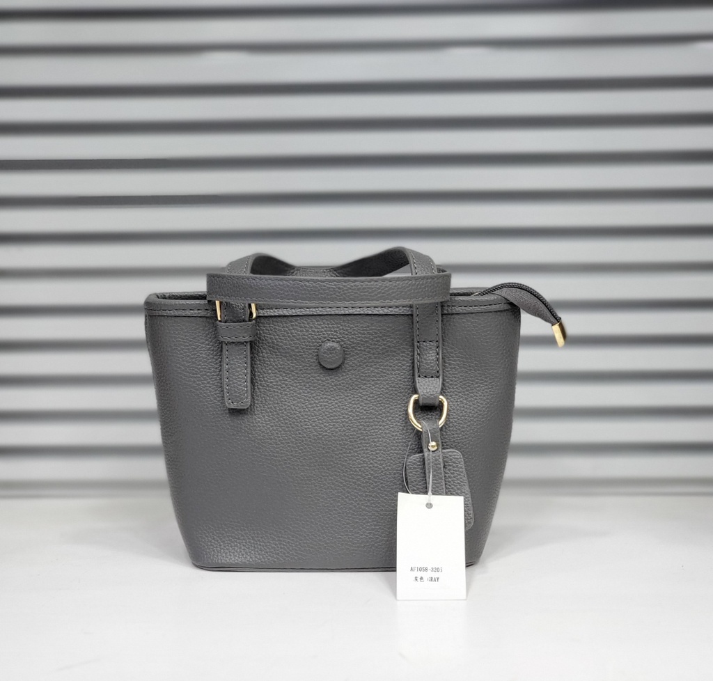 حقيبة جلد شبابية