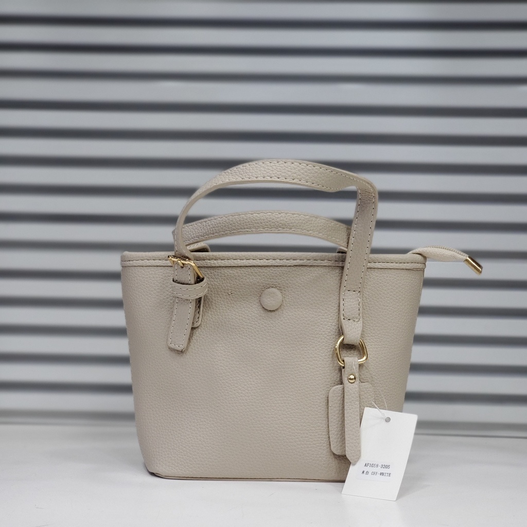 حقيبة جلد شبابية