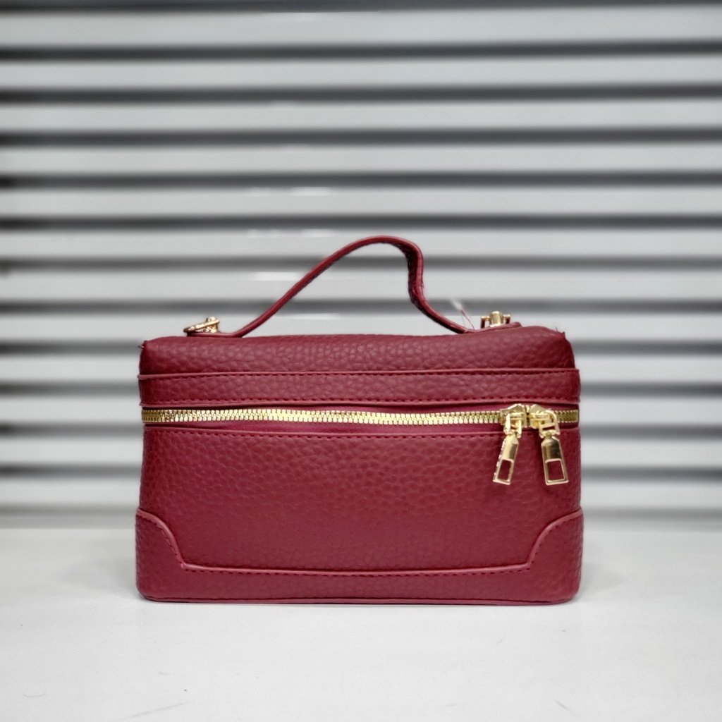 حقيبة جلد شبابية