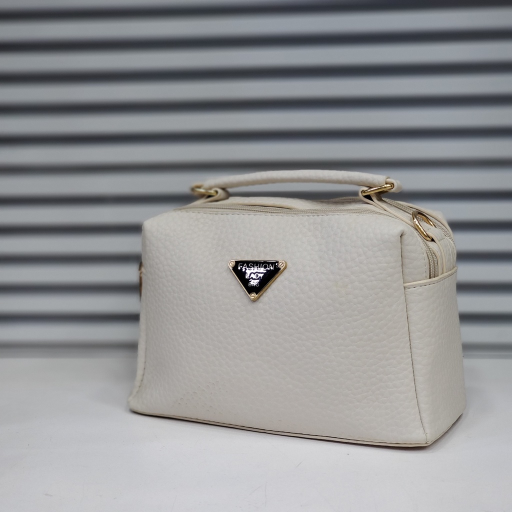 حقيبة جلد شبابية