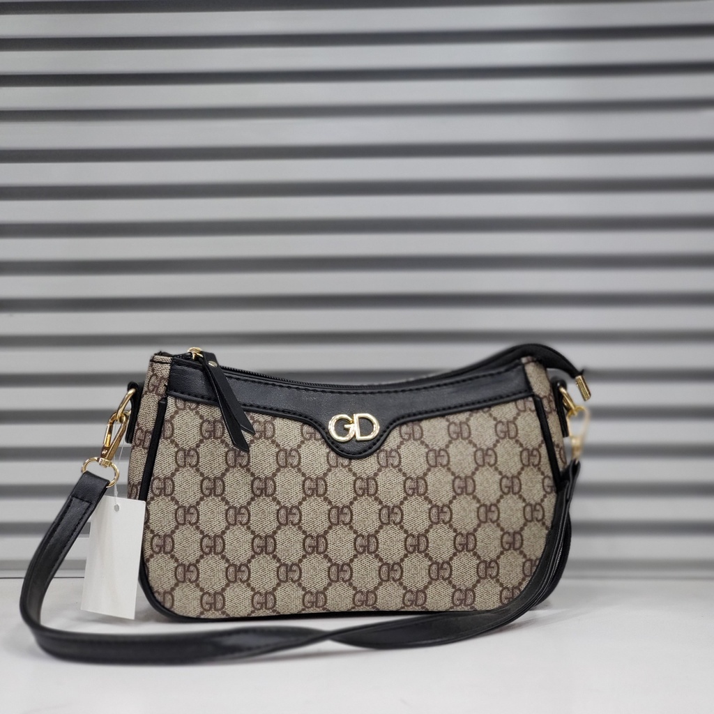 حقيبة جلد شبابية