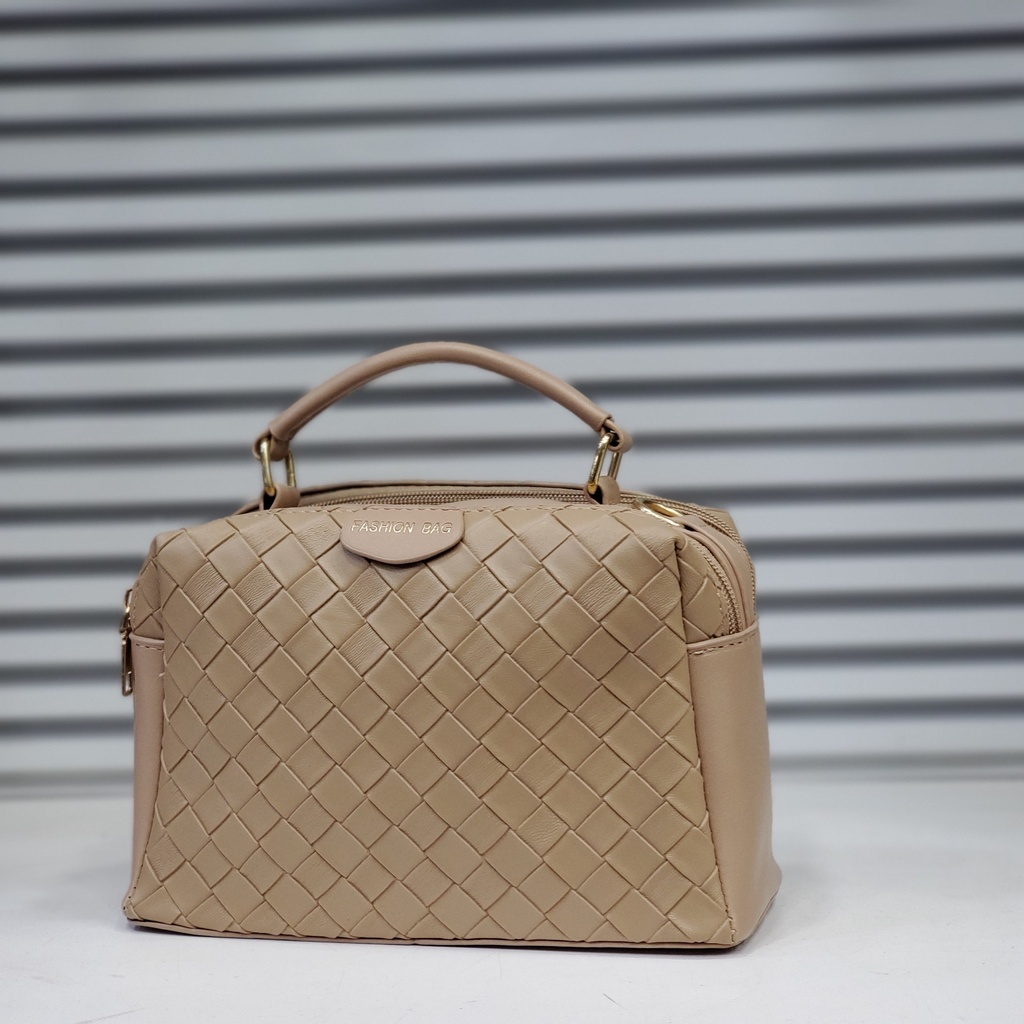 حقيبة جلد شبابية