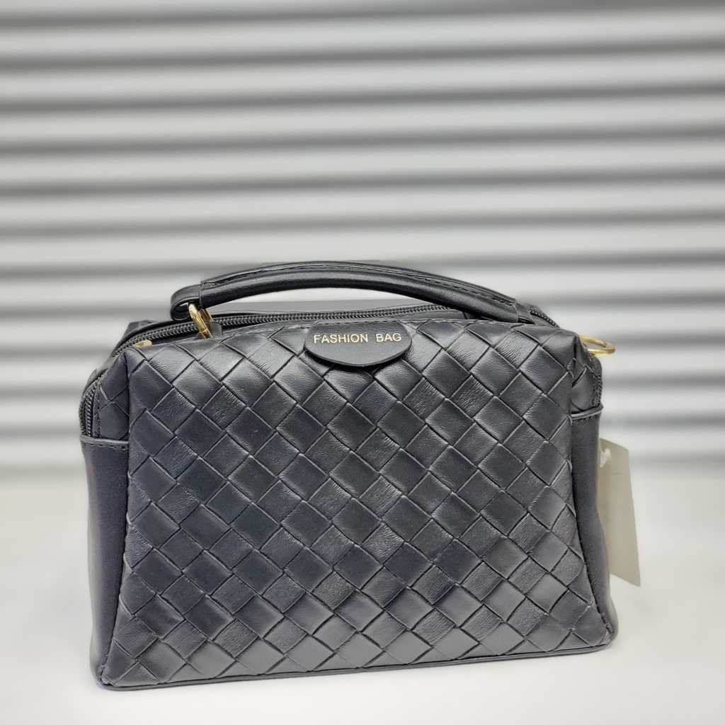 حقيبة جلد شبابية