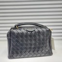 حقيبة جلد شبابية