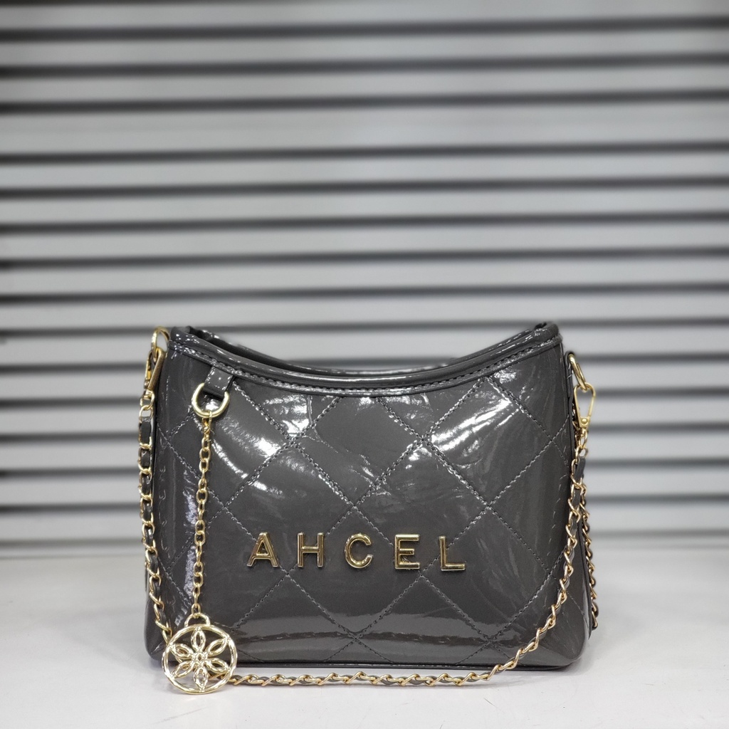 حقيبة جلد شبابية