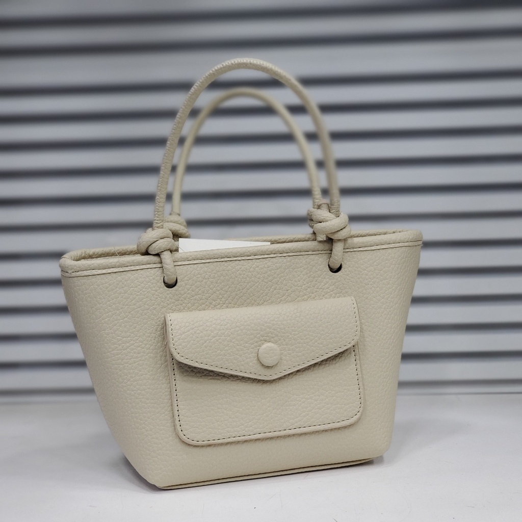 حقيبة جلد شبابية