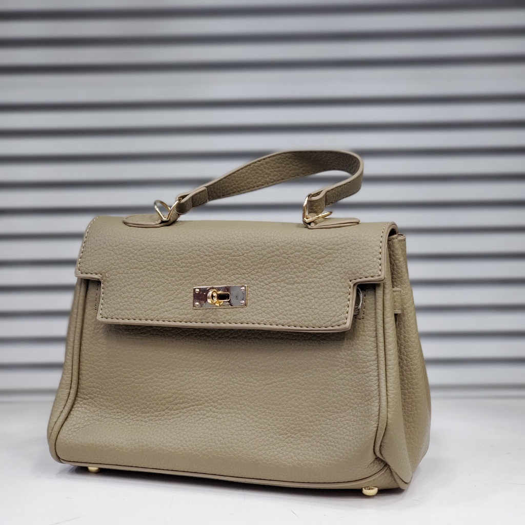 حقيبة جلد شبابية