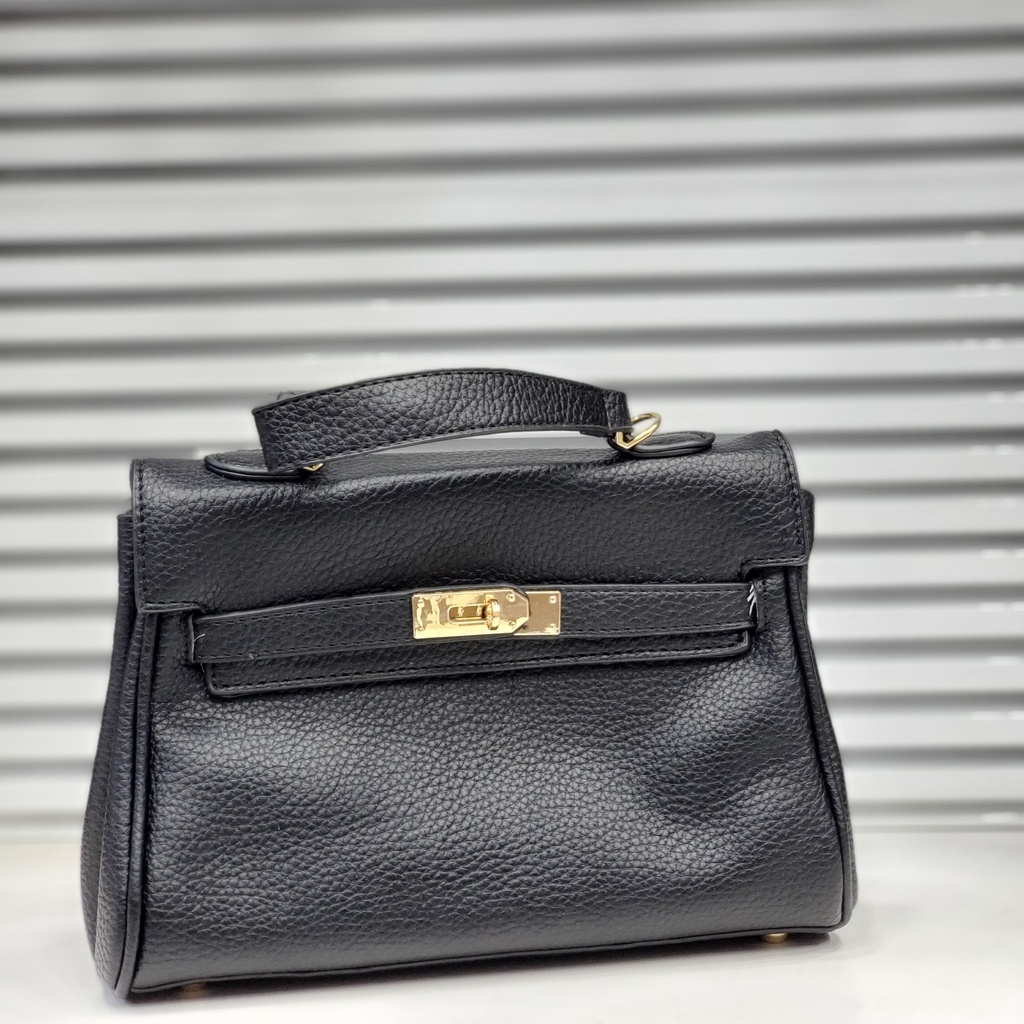 حقيبة جلد شبابية