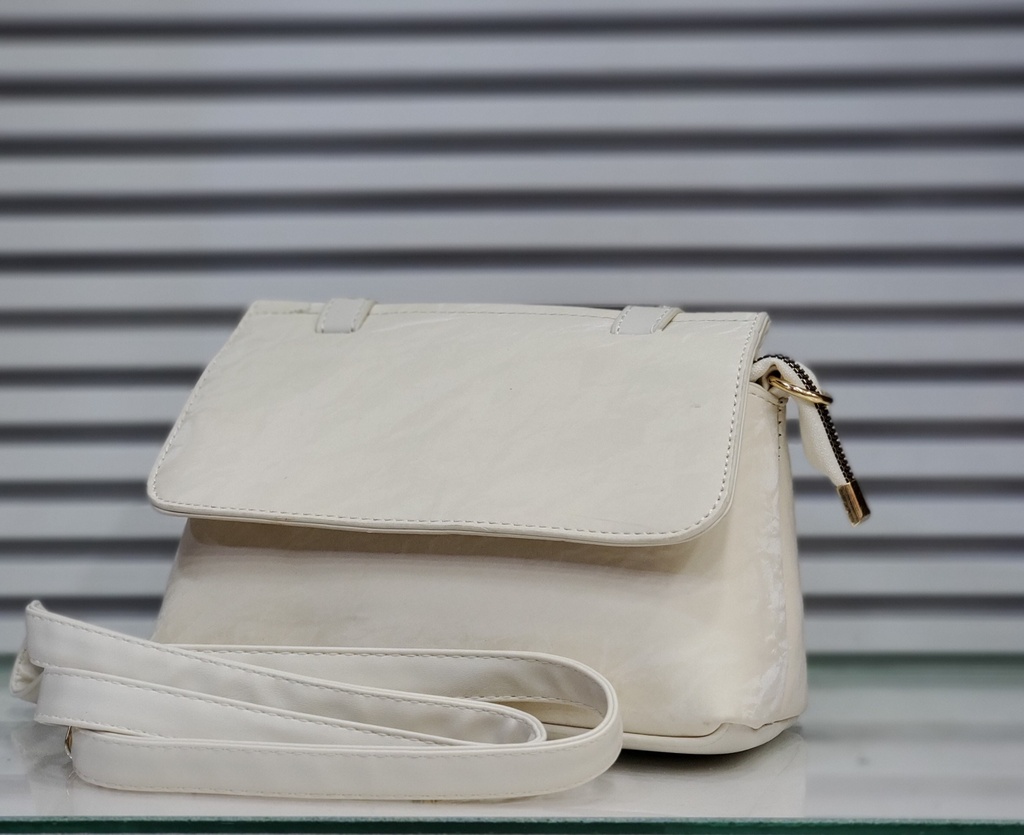 حقيبة جلد شبابية