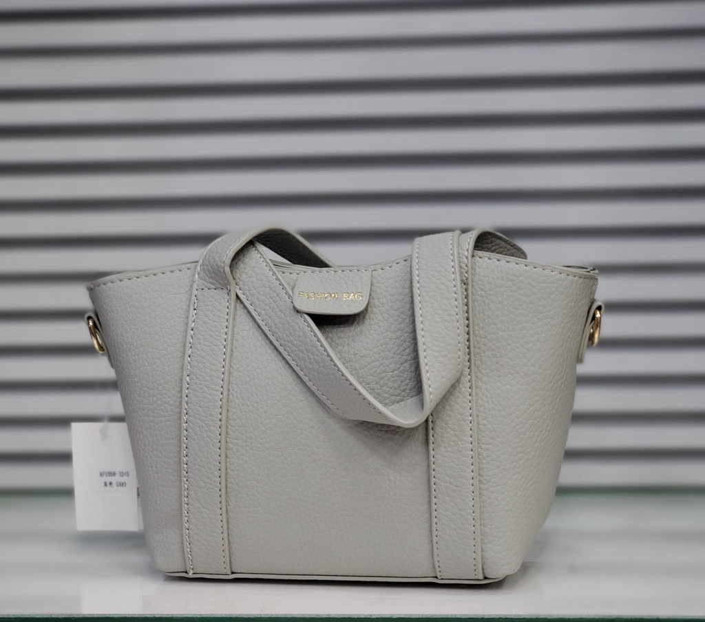 حقيبة جلد شبابية