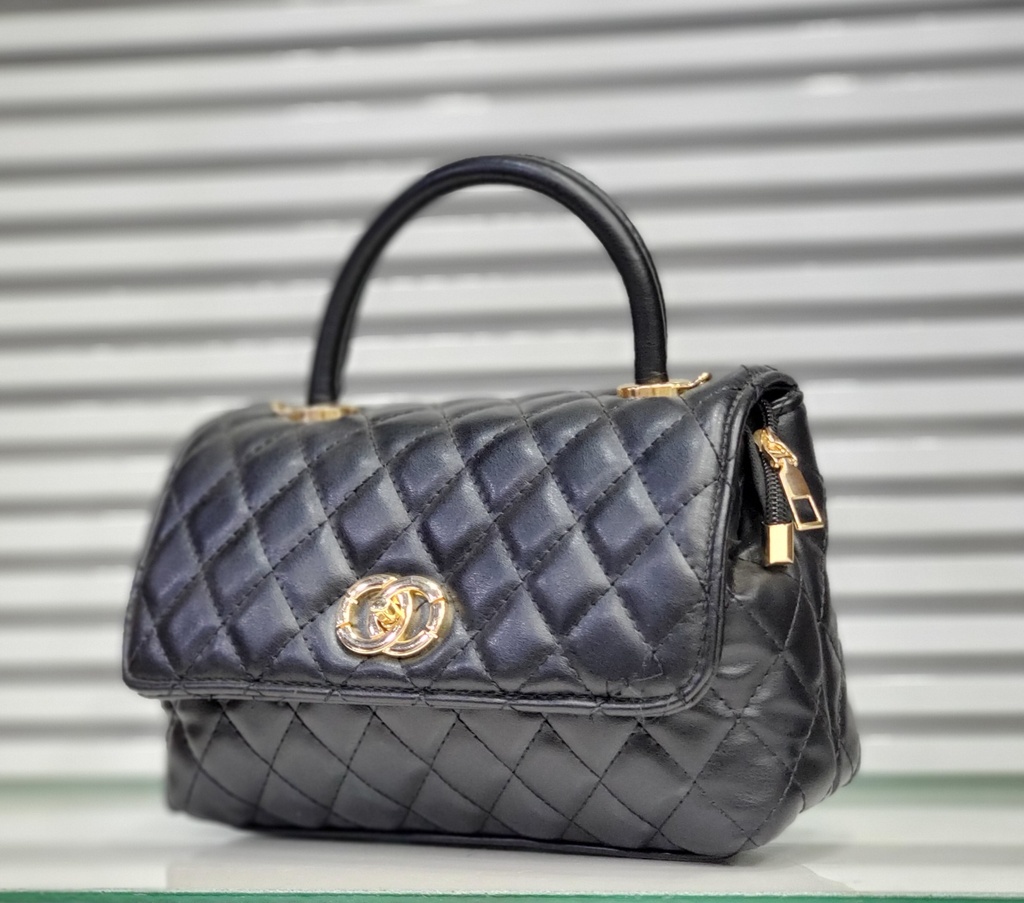 حقيبة جلد شبابية