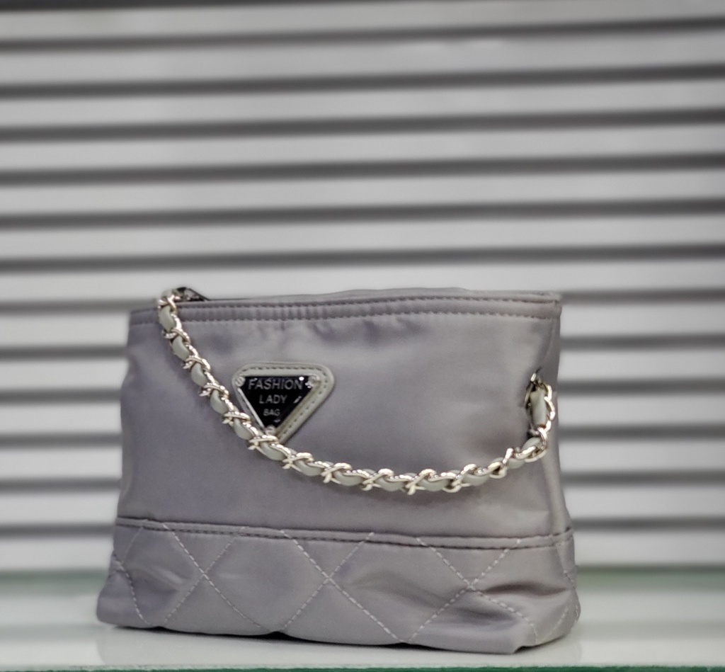 حقيبة جلد شبابية