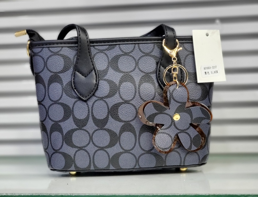 حقيبة جلد شبابية