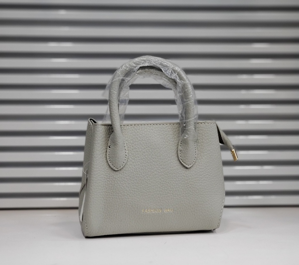 حقيبة جلد شبابية