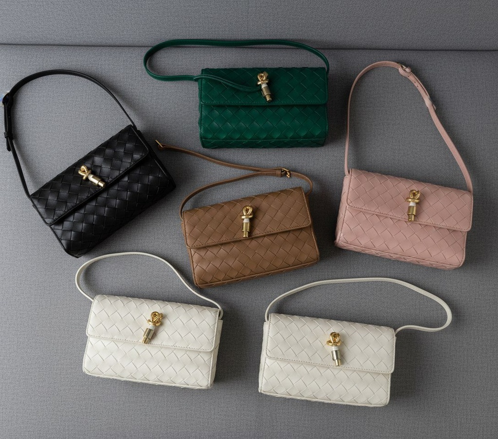 حقيبة جلد شبابية