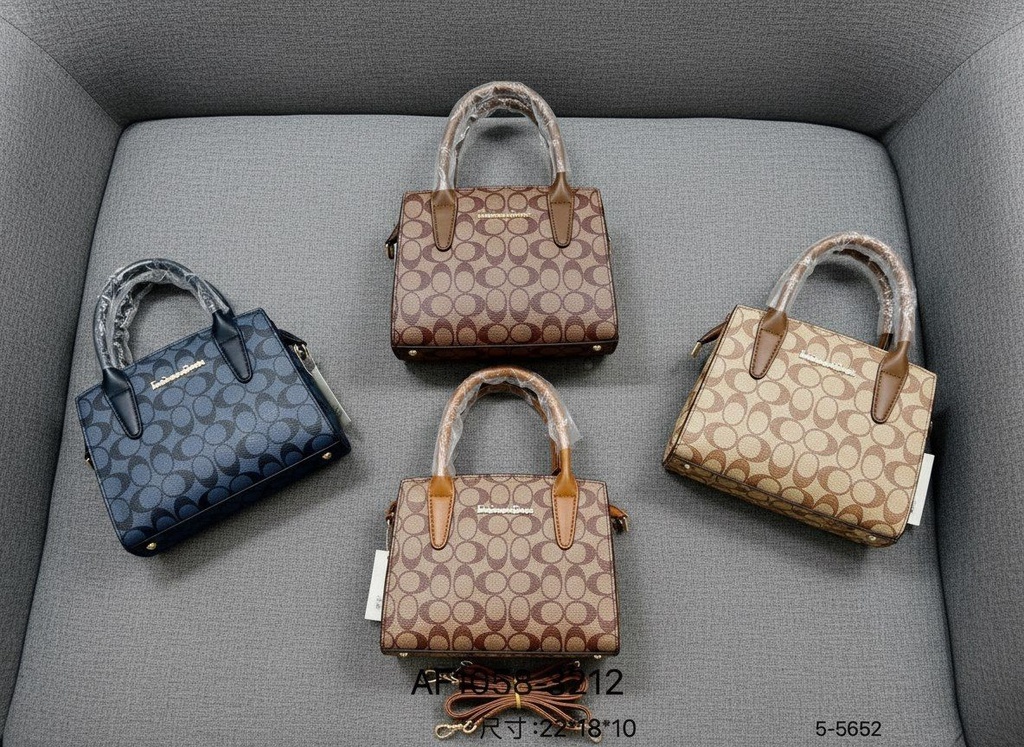 حقيبة جلد شبابية